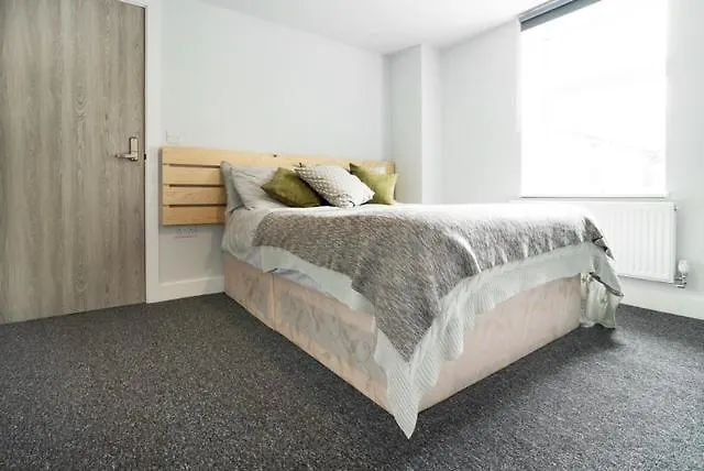 Spacious 4-Bed Home Near Cardiff Centre Free Parking & Garden Long Term Stay Offers Ferienhaus