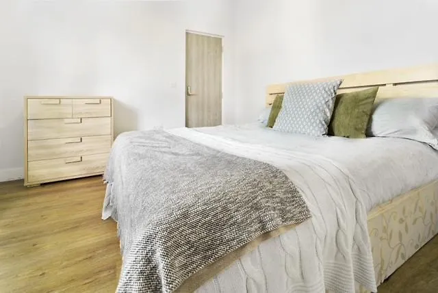 Spacious 4-Bed Home Near Cardiff Centre Free Parking & Garden Long Term Stay Offers 0*,