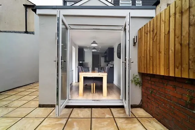 Spacious 4-Bed Home Near Cardiff Centre Free Parking & Garden Long Term Stay Offers Ferienhaus